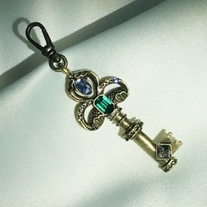 🍒2/20 Chloe + Isabel Trésors Decorative Key Charm